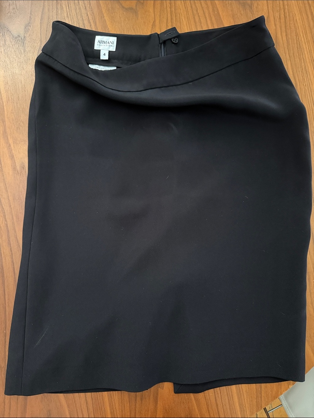Armani Collezioni Black High-Waist Pencil Skirt. Size: 4